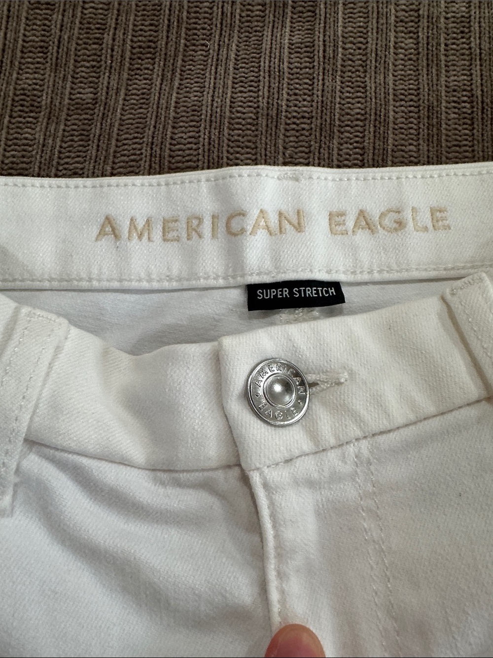 American Eagle Outfitters White Distressed curvy High rise shortie - Picture 2 of 4